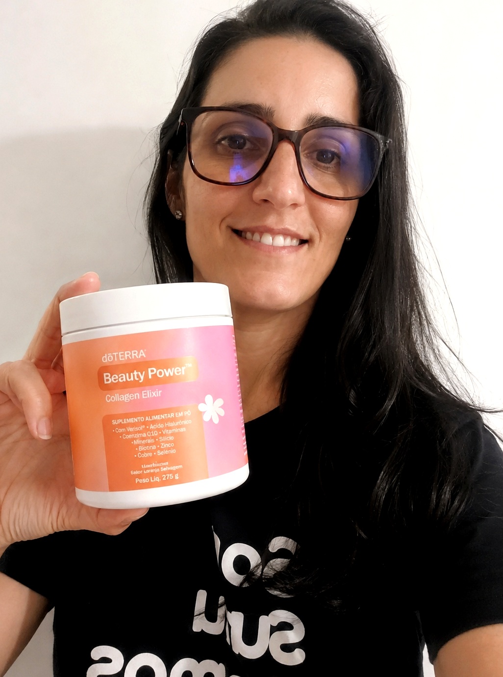 Juliana Coimbra, Consultora Wellness doTERRA, segurando o Beauty Power Collagen