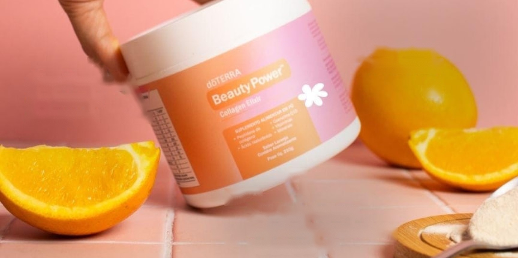 Pote oficial do Beauty Power com laranjas frescas ao redor