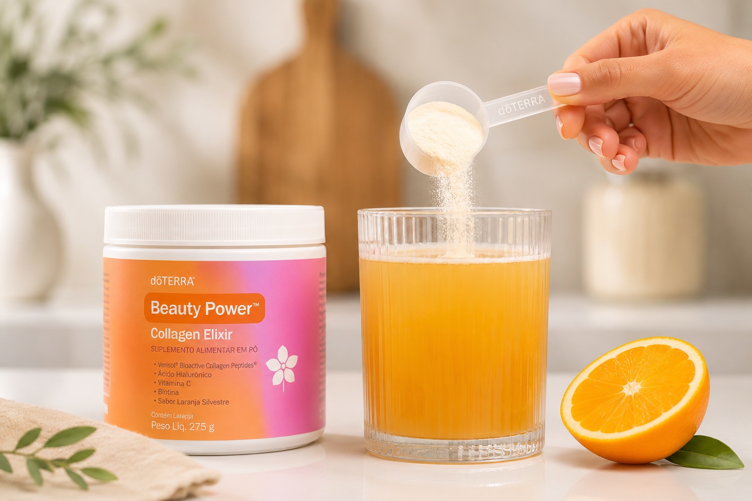 Dosador oficial doTERRA despejando o pó do Beauty Power em um copo com bebida alaranjada